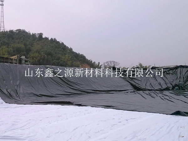 糙面養(yǎng)殖防滲膜鋪設(shè)過(guò)程中有哪些注意事項(xiàng)？